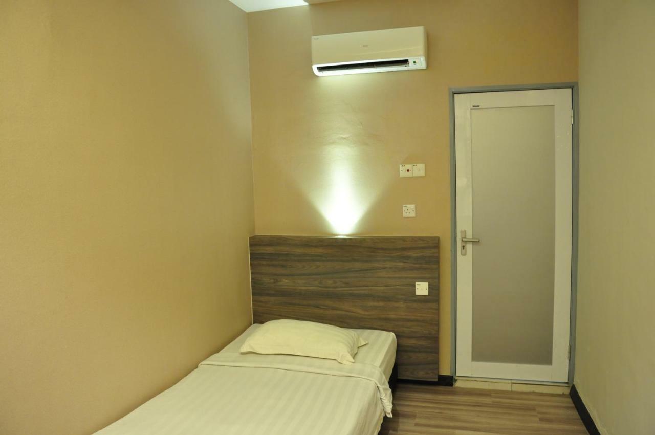 Frazel Inn Hotel Parit Buntar Bagian luar foto